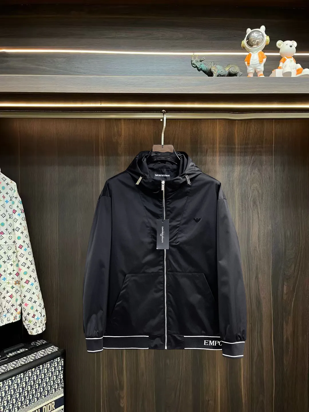 Armani official website Same Style, complete with three labels, on sale in advance. 2026 Autumn and Winter New Arrival men's jacket, Original with complete three labels, Premium version. Custom-made fabrics at the counter. Breathable, high comfort, impeccable details, brand element design concept, reflecting high quality. It feels delicate and soft, presents a casual cut, and has a great upper body shape. Sizes: M～3XL,